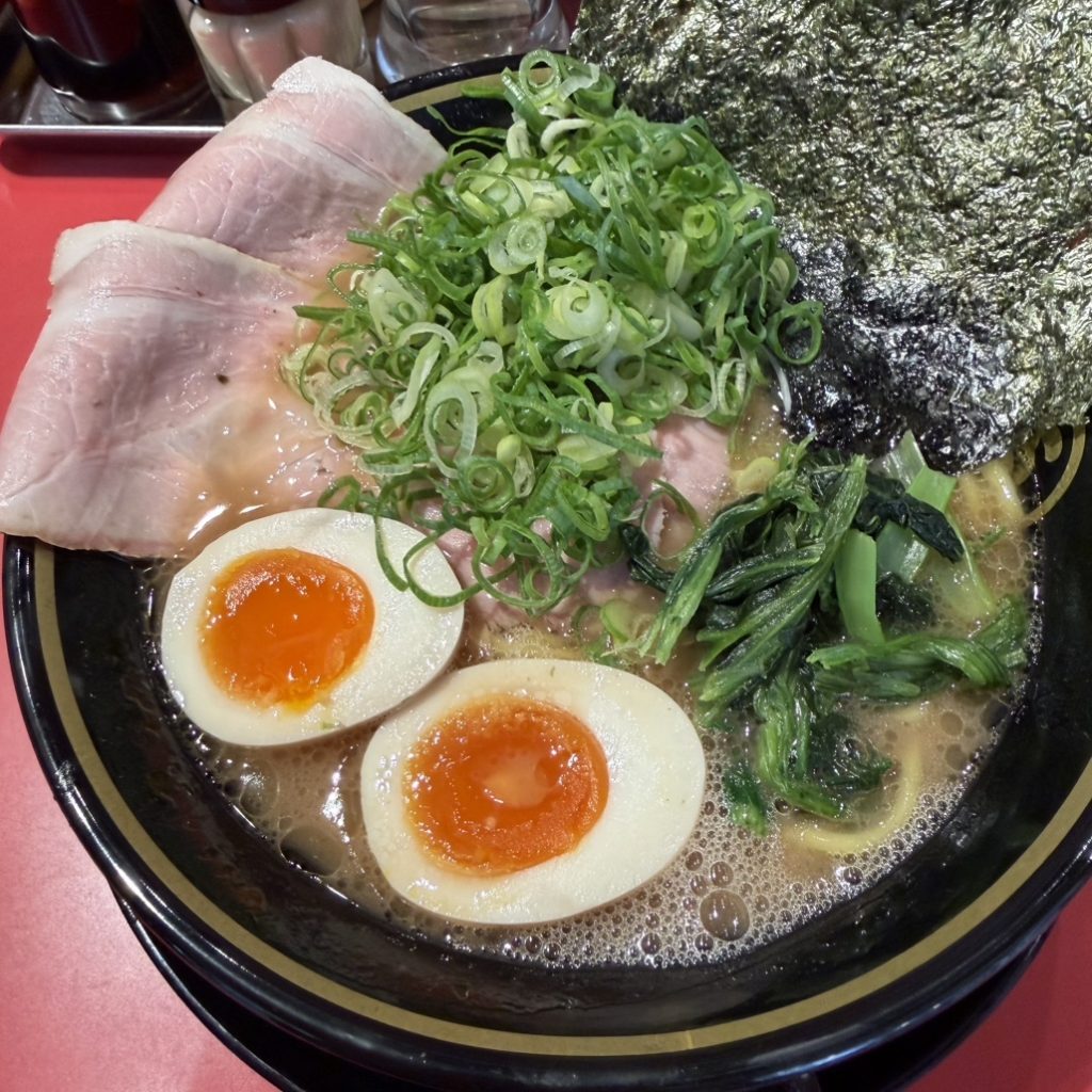 麺家よし川のラーメン。チャーシュー、煮卵、ネギ、海苔を盛り付けた一杯